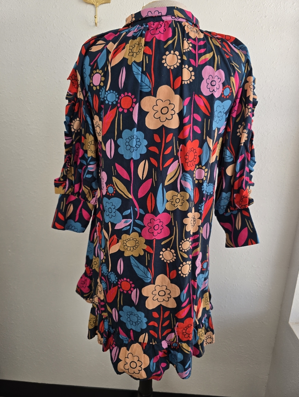 Apple Boulevard Floral Tiered V-Neck Shift Dress in Navy Floral Multi Size Small - Picture 7 of 10